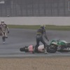 2輪レースでアクシデント…されどバイクは踊る［動画］