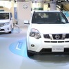 セレナ（向かって左）とエクストレイル（手前。日産株主総会）