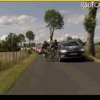 「ツール・ド・フランス」で中継車が選手を跳ね飛ばす事故 「ツール・ド・フランス」第9ステージ残り38キロ、中継車（紺色の車）がフレチャ選手に接触、同選手が倒れる