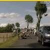 「ツール・ド・フランス」で中継車が選手を跳ね飛ばす事故 フーガーランド選手は道路脇の鉄線まで飛んでいってしまう