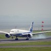 午前7時9分、中部国際空港に着陸するボーイング787。