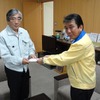 写真：左から亀山紘石巻市長、SGモータースの谷本育生社長
