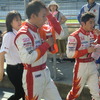 猛暑のレースを戦い終えたナカジマ勢が引き揚げる。小暮卓史（左）は7位、中嶋大祐は8位