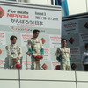 猛暑の戦いを終えての表彰台。左から2位の平手晃平、優勝のロッテラー、3位の中嶋一貴、1-3フィニッシュしたトムスの舘信秀監督