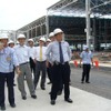 建設中のタイ新工場建屋を視察する三菱自動車益子社長