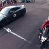 最大出力を850psへ引き上げた日産GT-RとスズキGSX1300R（通称:ハヤブサ）の対決（動画キャプチャー）