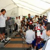 JFA アカデミー福島の生徒を激励する近藤監督