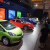 ジャカルタモーターショー、日曜日の午後。自動車を購入できるのはお金持ちが多いせいか、混雑はしているが、ガツガツしたところはない。ホンダブースの一番人気はやっぱりジャズ。200万オーバーのプレミアムコンパクトカーとしてのブランドを確立しているようだ。