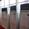 屋外特設ブースの中にはクーラーが並ぶ