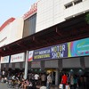 中庭から展示会場を見上げる