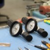 首の動きを規制するワイヤーを調整するトルクレンチ