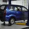 TUNAS DAIHATSU店舗裏にある整備工場のようす