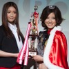 レースクイーン・オブ・ザ・イヤー09-10の菜々緒さん（向かって左）と同10-11の丸山さん