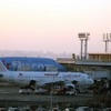 オルリー空港・南ターミナルに駐機中のチュニスエア機（手前）とコルセールフライ機（奥）