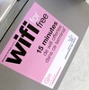 ターミナル内Wifi接続15分間無料を示すステッカー