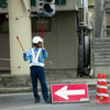 石巻市街中心部の信号機が復旧していない交差点では、愛知県警が交通整理を行っていた