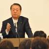 1年生議員の求めに応じて講演する小沢一郎元代表（10日・参議院）