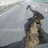 3月12日、震災直後の東北自動車道・福島飯坂IC〜国見IC。路面には亀裂と波うちが見られた。