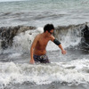 トリニティーのアームバンド「H2O Audio AMPHIBX Waterproof Armband」とBluetoothヘッドセット「MM-BTSH25 icon」をつけて海辺で遊ぶ