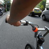 車道を通過するときは停車中のクルマの挙動などにも注意を。