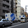引越し作業で忙しいトラックたちも多く見かけた。