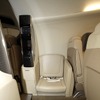 操縦席とキャビンの間、乗降口の正面に横向きに設置されたジャンプシートは折り畳んで荷物置き場としても使う事ができる。
