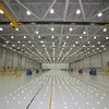 量産機組立ラインは2列5セクションの計10機分のスロットを用意。年間70から100機の生産を可能にする。建屋内部には支柱はない。