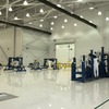量産機組立ラインは2列5セクションの計10機分のスロットを用意。年間70から100機の生産を可能にする。建屋内部には支柱はない。