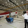 FAA（連邦航空局）の機体形式認定プロセスに従い、搬入検査を終えた全ての部品を組み付けられて行く。