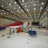 FAA（連邦航空局）の機体形式認定プロセスに従い、搬入検査を終えた全ての部品を組み付けられて行く。