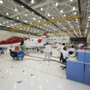 FAA（連邦航空局）の機体形式認定プロセスに従い、搬入検査を終えた全ての部品を組み付けられて行く。