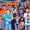 表彰式でトロフィを手にする選手たち（ベイブレードアジアチャンピオンシップ2011）