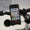 iPhone4を自転車に取り付けるスタンドと音量を増幅させるスピーカーが一体化した「Horn Bike」（2980円）