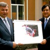 カルーガ州のアルタモノフ知事（左）と三菱自動車の益子修社長（右）