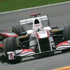 小林可夢偉（ザウバー）。後方にハミルトン（マクラーレン。F1ベルギーGP）