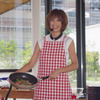 タレントの東原亜希さんが、三菱の電気自動車i-MiEVの電力でアウトドア料理に挑戦。2日、東京・豊洲でデモンストレーションがおこなわれた。