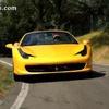 フェラーリ458スパイダーに試乗するフェルナンド・アロンソ選手