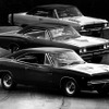 ダッジ・チャージャーR/T 68年型（手前）