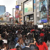 駅が閉鎖され、地上で途方にくれる人々（3月11日・東京新宿駅）　