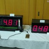 左が超速充電バッテリ、右が通常充電。数字は電流で、じつに10倍の差がある。