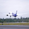 9月27日、米エバレット工場を日本へ向け飛び立つボーイング787初号機。