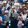 勝利の美酒ならぬミルクを飲む1992年のウイナー、アル・アンサー・ジュニア。翌翌年の1994年にはインディ500を制するとともに、ドライバーズタイトルも獲得している。