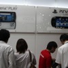 ドコモブースではPSVitaの実機展示やデープランを説明  　