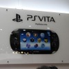 ドコモブースではPSVitaの実機展示やデープランを説明  　