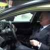 新型ホンダシビックを入念に視察するフォルクスワーゲングループのマルティン・ビンターコルン会長
