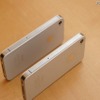 iPhone 4S、アンテナが変わった！ 速度は14.4Mbpsに  奥がiPhone 4Sで手前がiPhone 4。側面のパネル処理がことなる