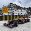 ヒマラヤ山脈のカルドゥン・ラ峠（標高5600m）に出現したレッドブルF1