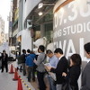 デザインニングスタジオで整理券をもって並ぶ人びと