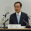 都内で緊急会見に臨む原山副社長