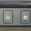 エコモードに加え、トヨタHVならではのEVモードスイッチも完備。強制的なEV走行が可能だ。